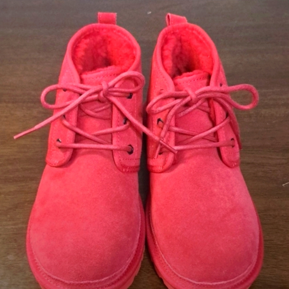 NEW UGG NEUMEL CHUKKA BOOT IN SAMBA RED $139